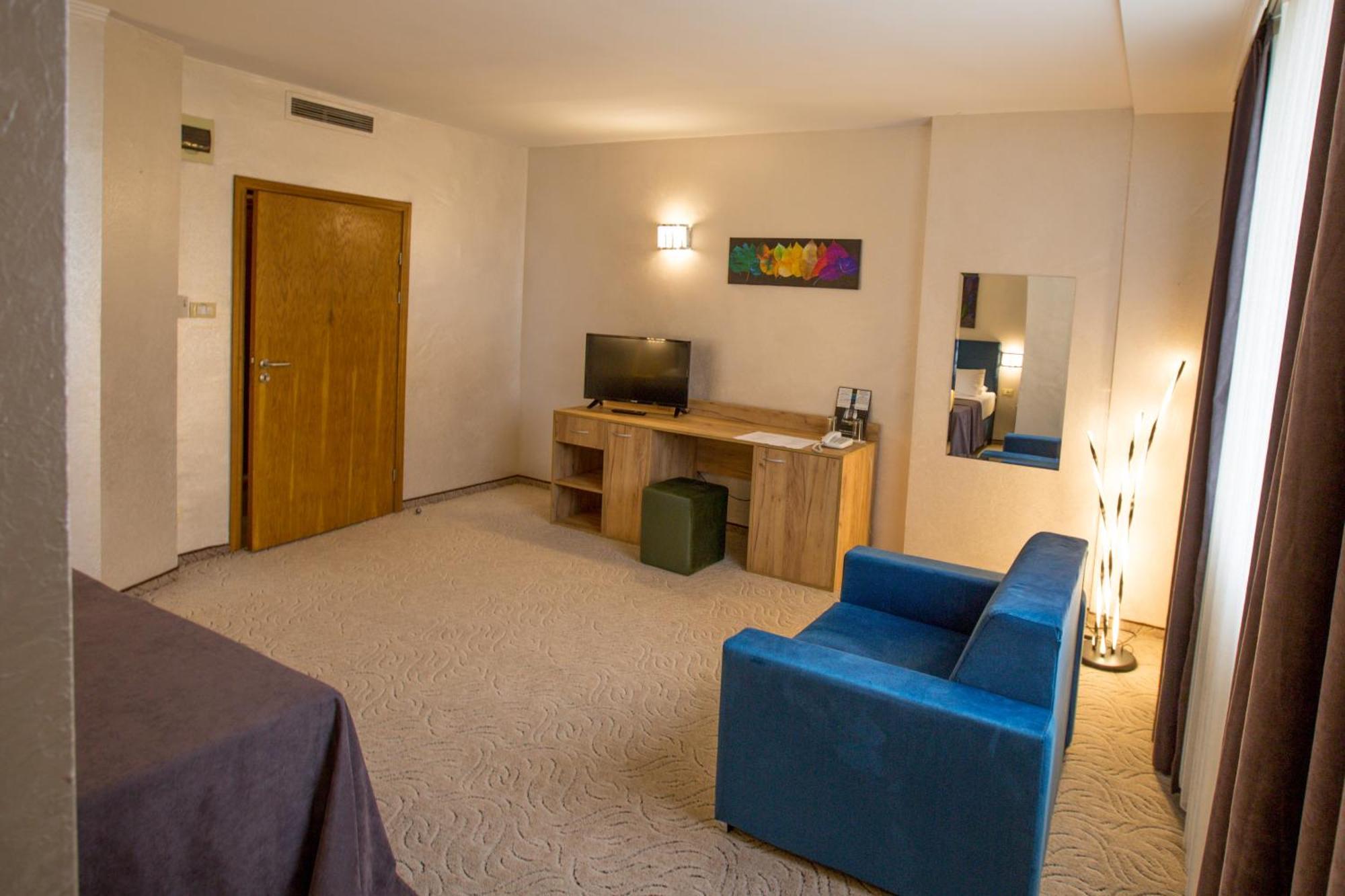 Terra Europe Brontes Hotel Ταργκόβιστε Εξωτερικό φωτογραφία