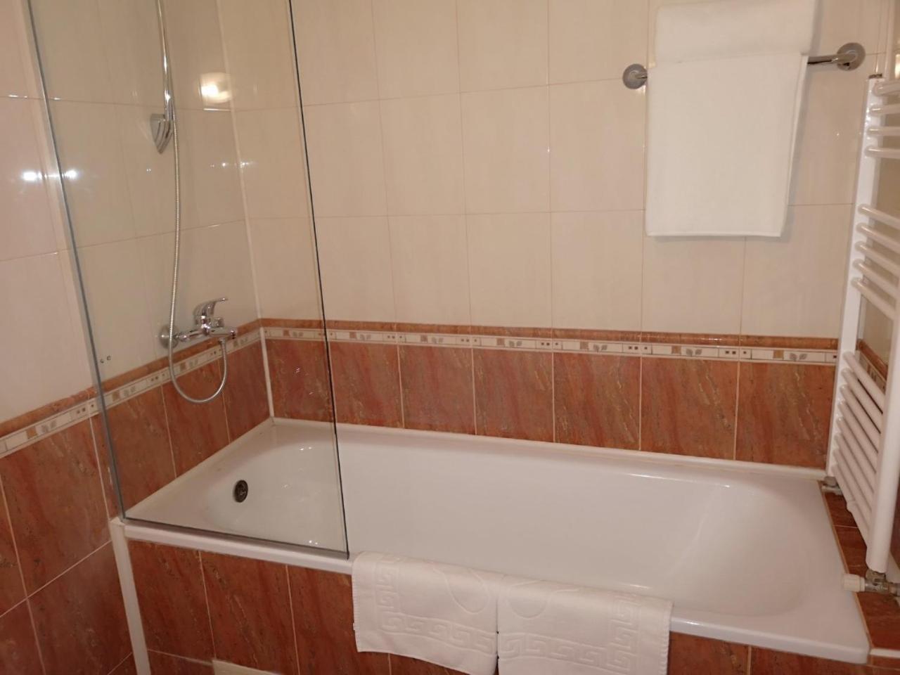 Terra Europe Brontes Hotel Ταργκόβιστε Εξωτερικό φωτογραφία