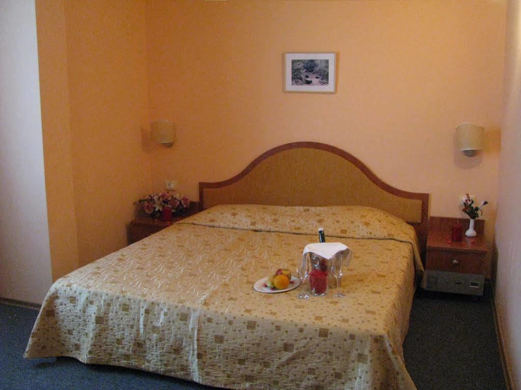 Terra Europe Brontes Hotel Ταργκόβιστε Εξωτερικό φωτογραφία