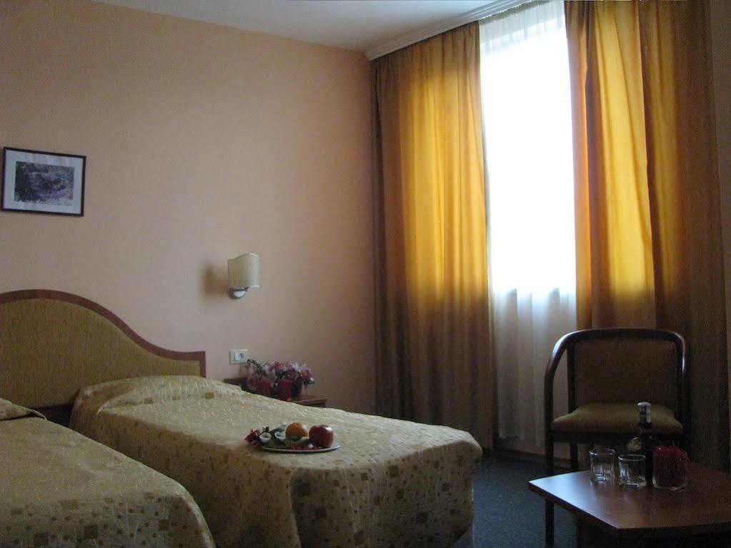 Terra Europe Brontes Hotel Ταργκόβιστε Εξωτερικό φωτογραφία