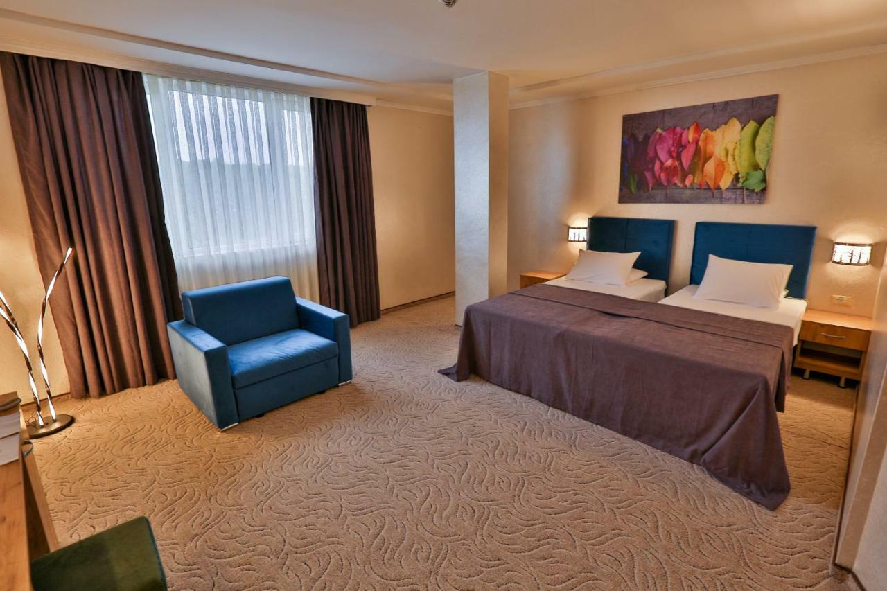 Terra Europe Brontes Hotel Ταργκόβιστε Εξωτερικό φωτογραφία