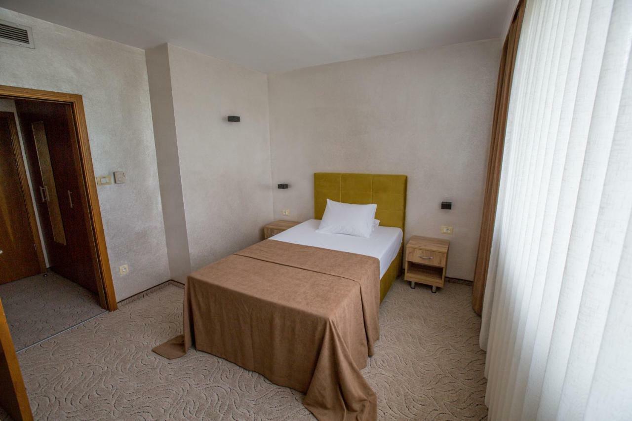 Terra Europe Brontes Hotel Ταργκόβιστε Εξωτερικό φωτογραφία
