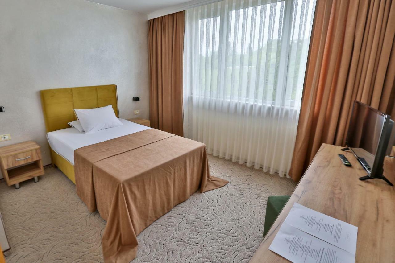Terra Europe Brontes Hotel Ταργκόβιστε Εξωτερικό φωτογραφία